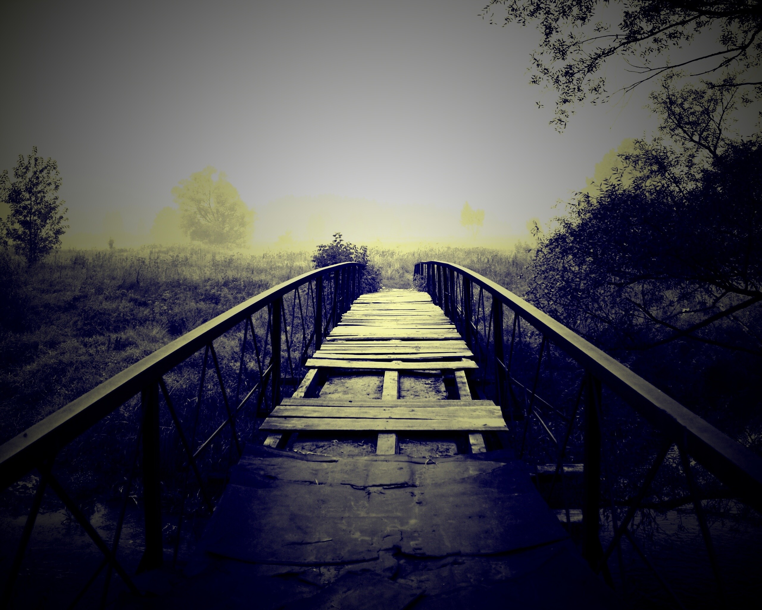 Старый мост на черно-белом фото обои