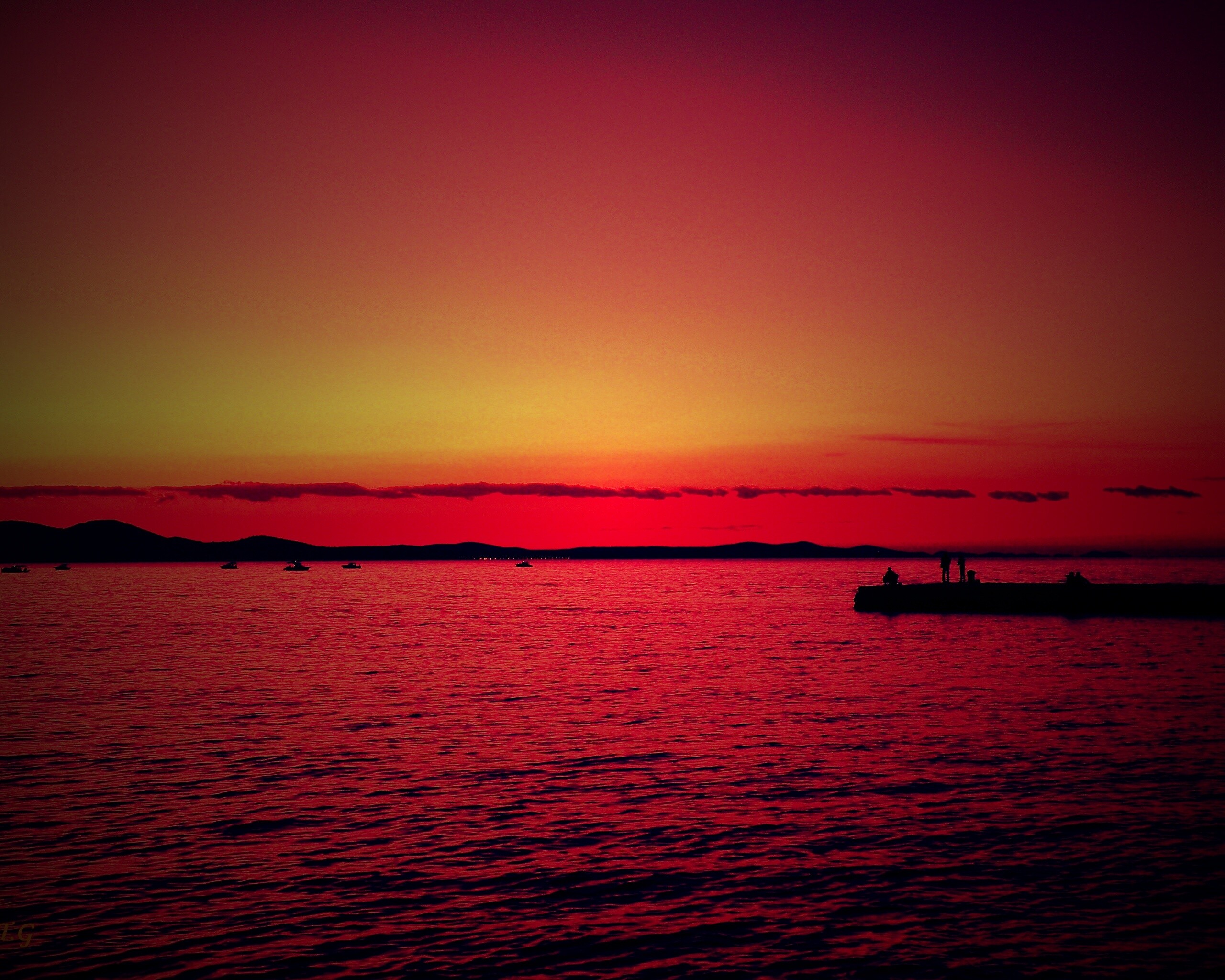 Одинокая пристань на озере обои