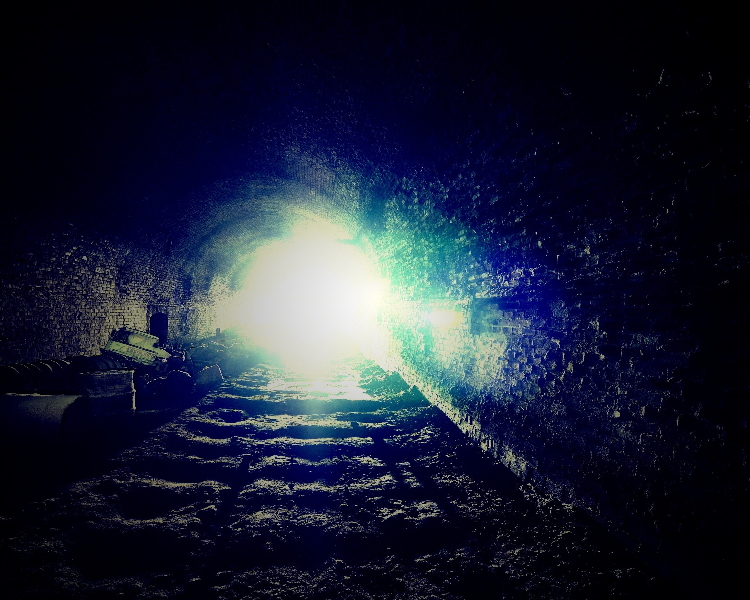 Захламленный тоннель обои