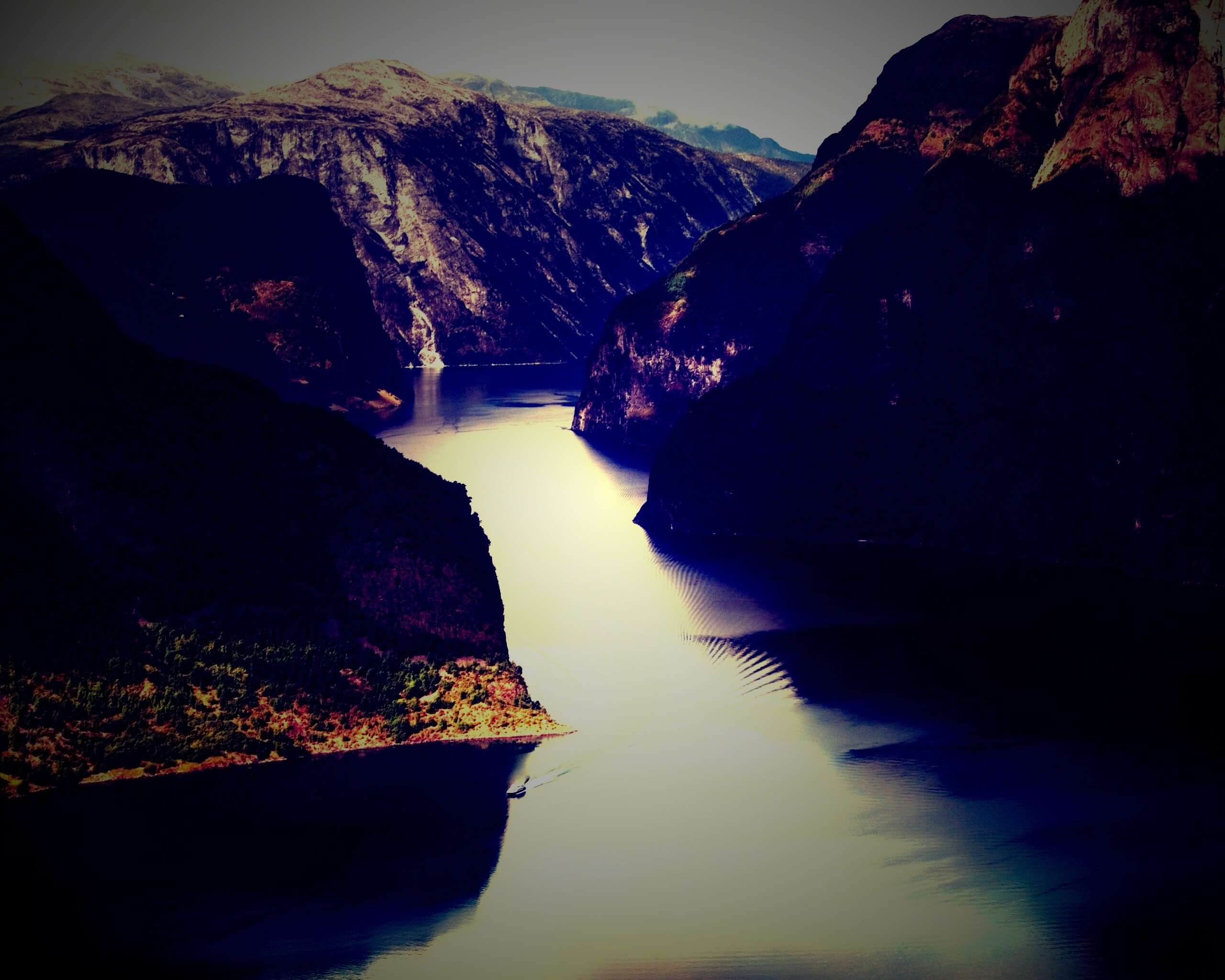 Лодка на реке среди высоких гор обои