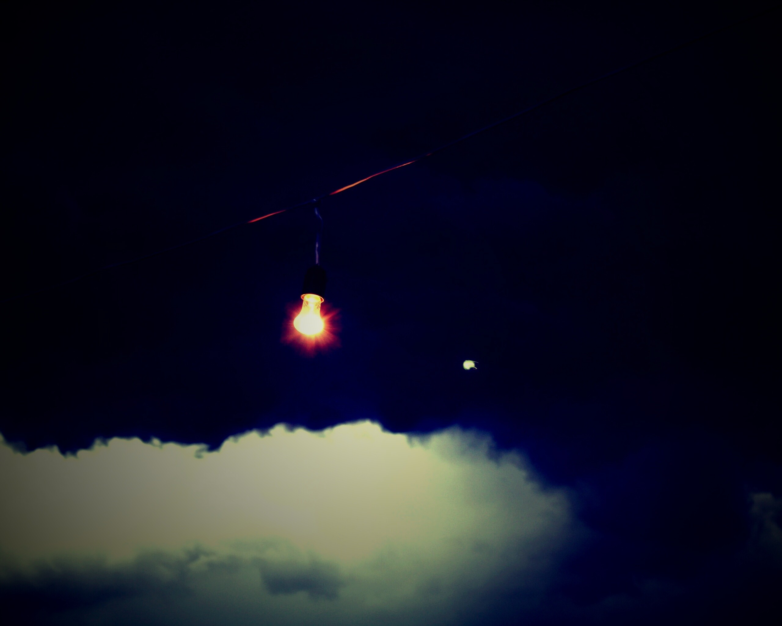 Лампочка на фоне туч обои