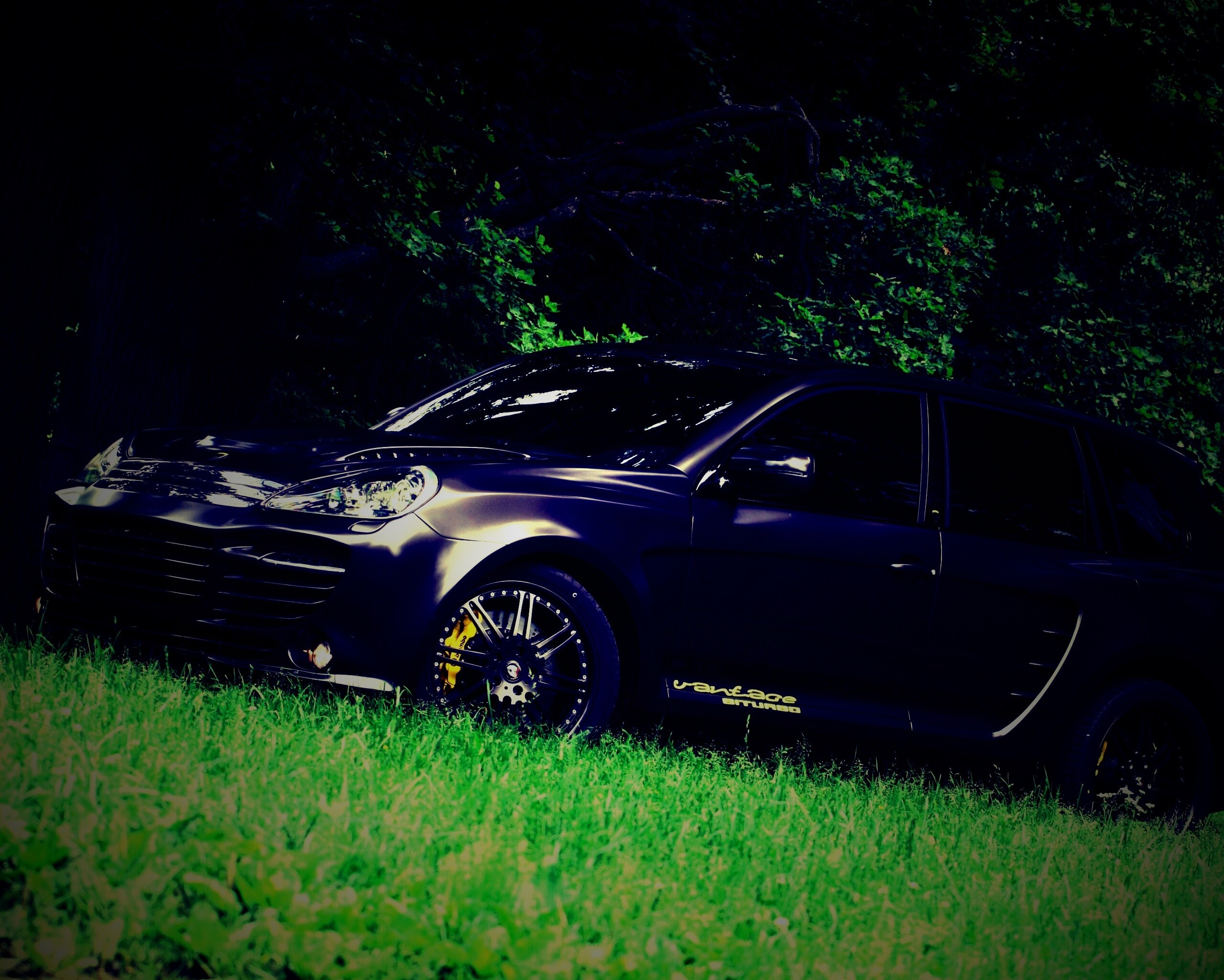 Концепт внедорожника в лесу обои