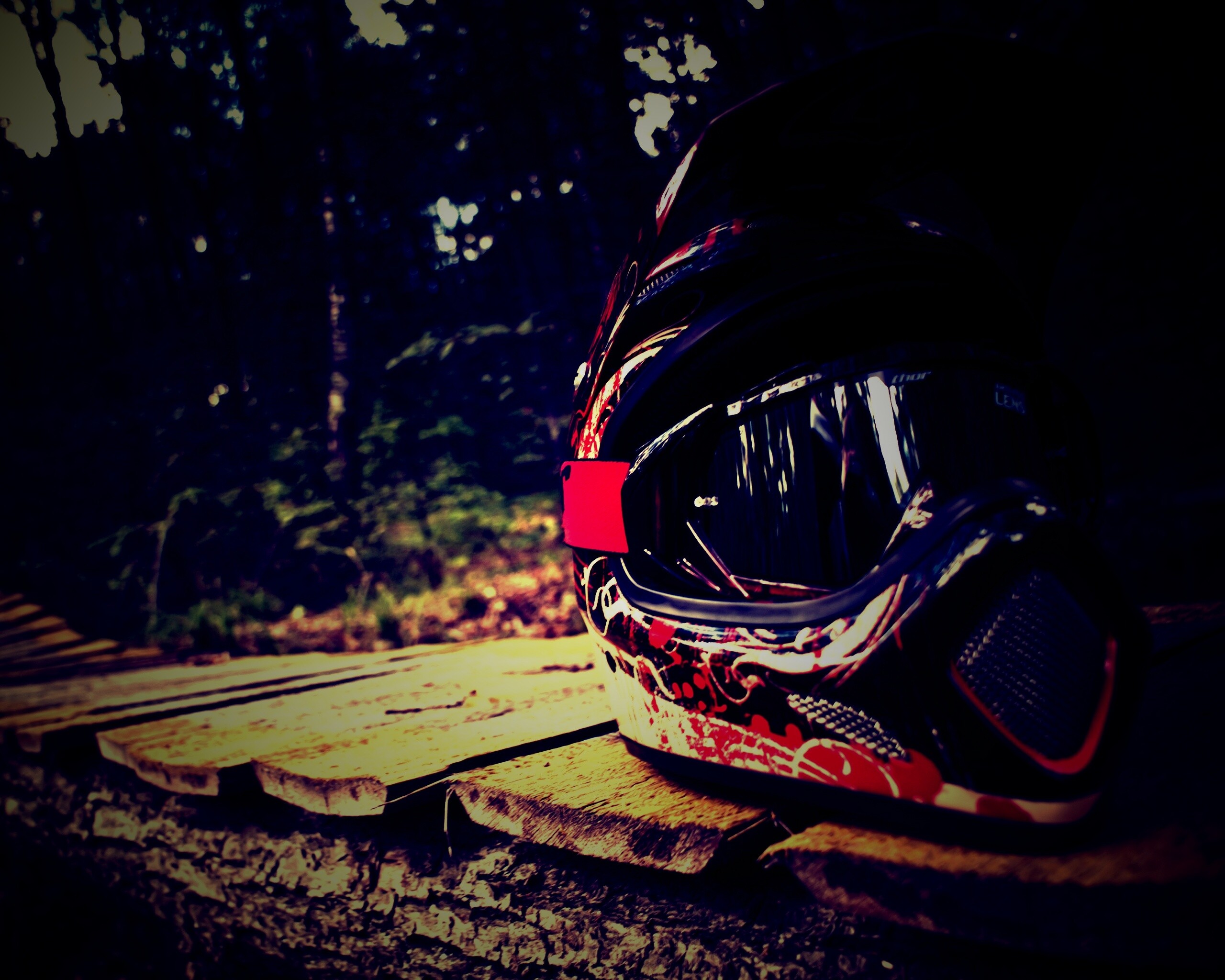 Шлем на лесной велотрассе обои