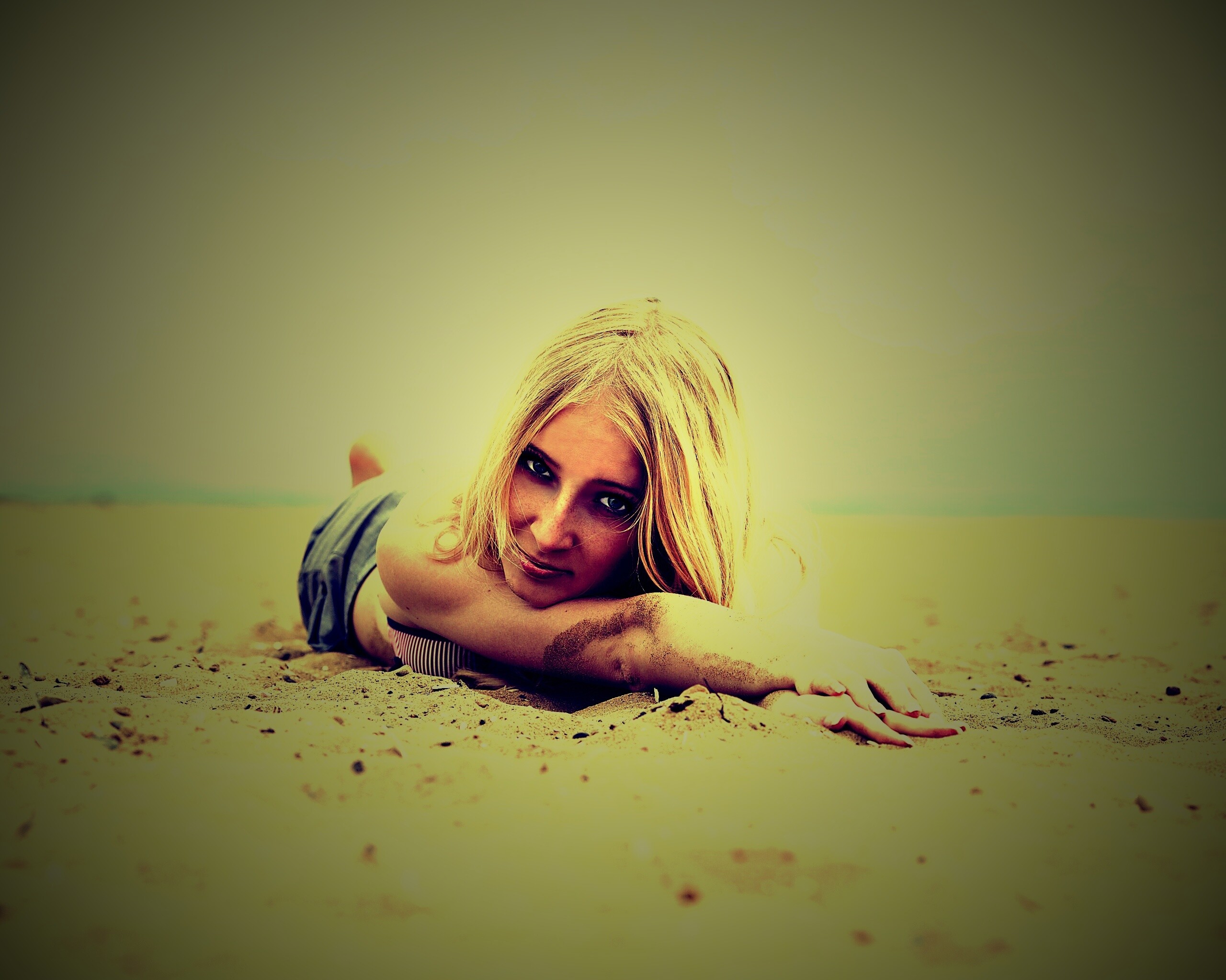 Девушка на песке обои