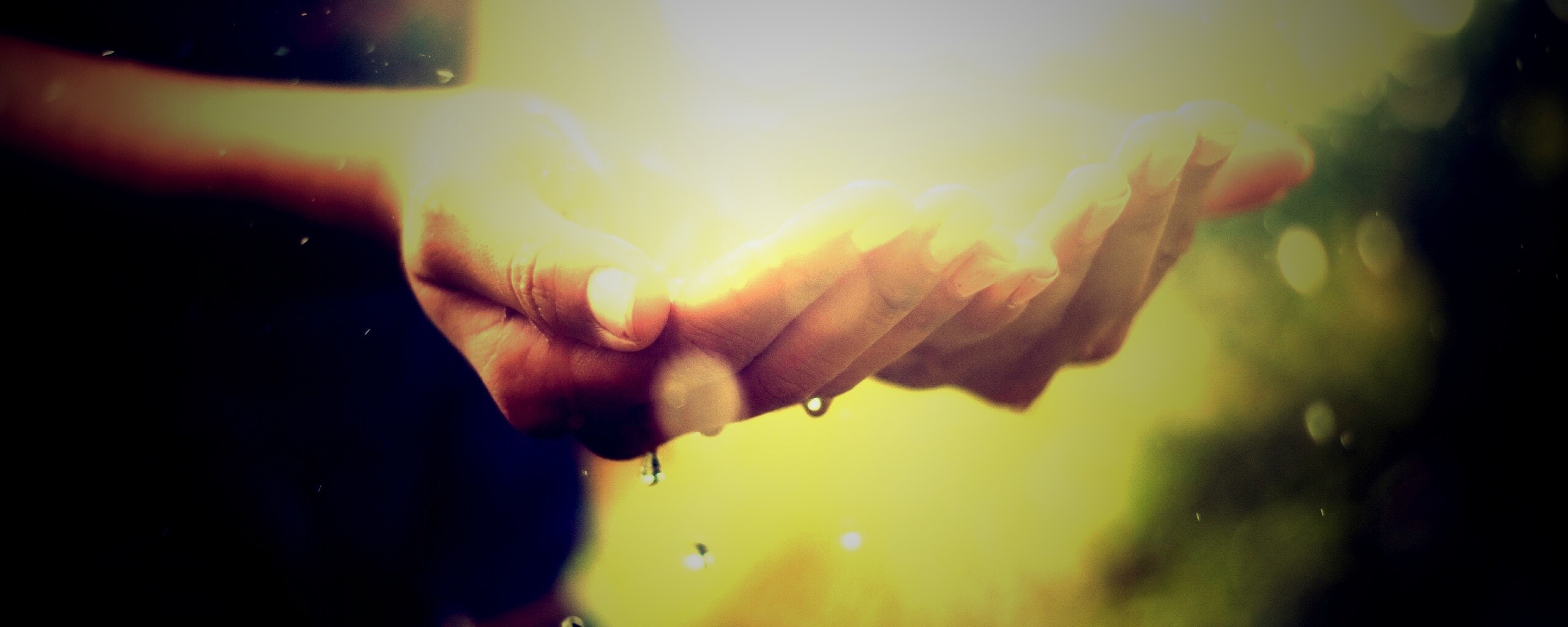 Дождь в ладонях обои