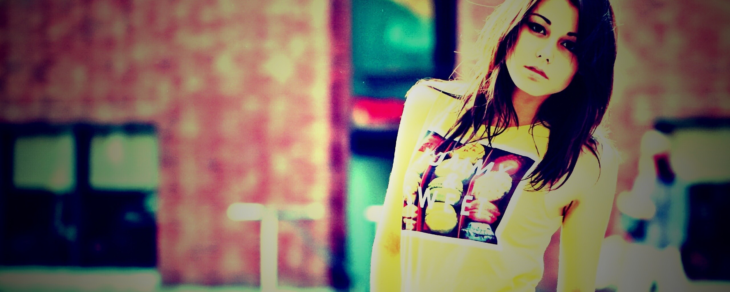 Молодая девушка в городе обои