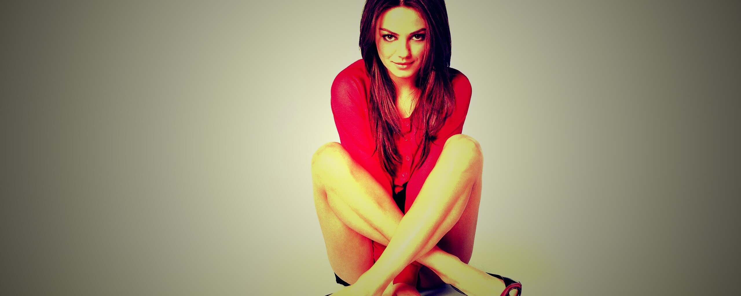 Сидящая девушка обои