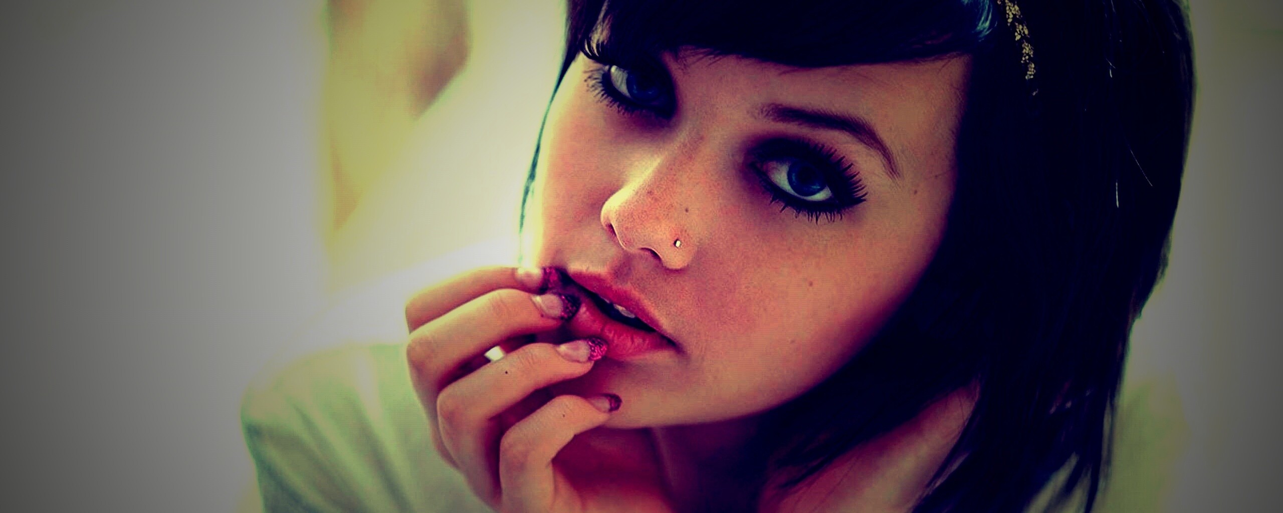 Задумчивая девушка обои