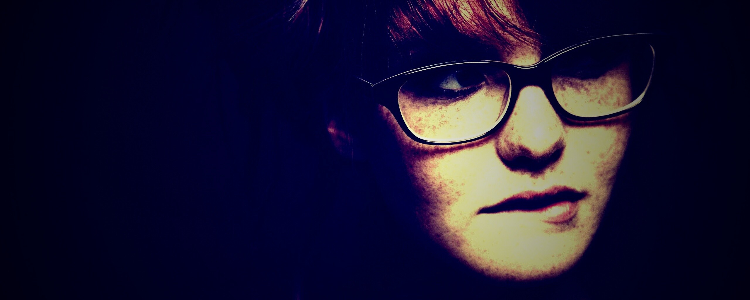 Рыженькая кусает губу обои