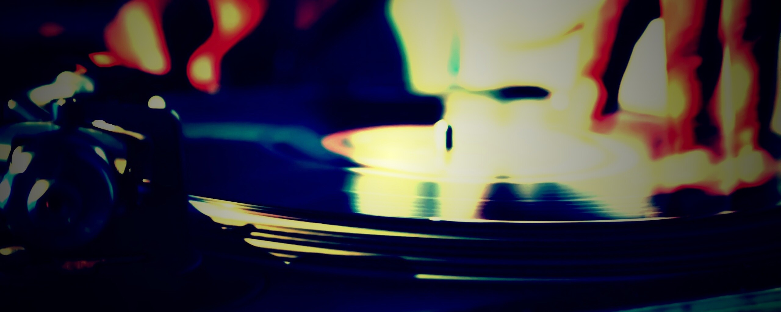 Винил на диджейском пульте обои