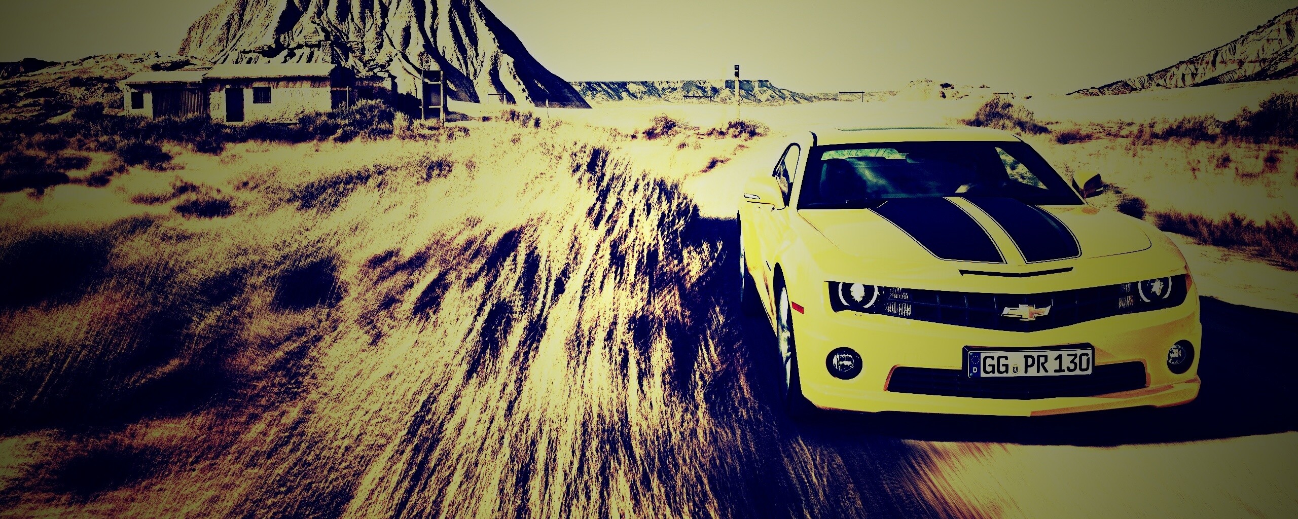 Камаро на пустынной дороге обои