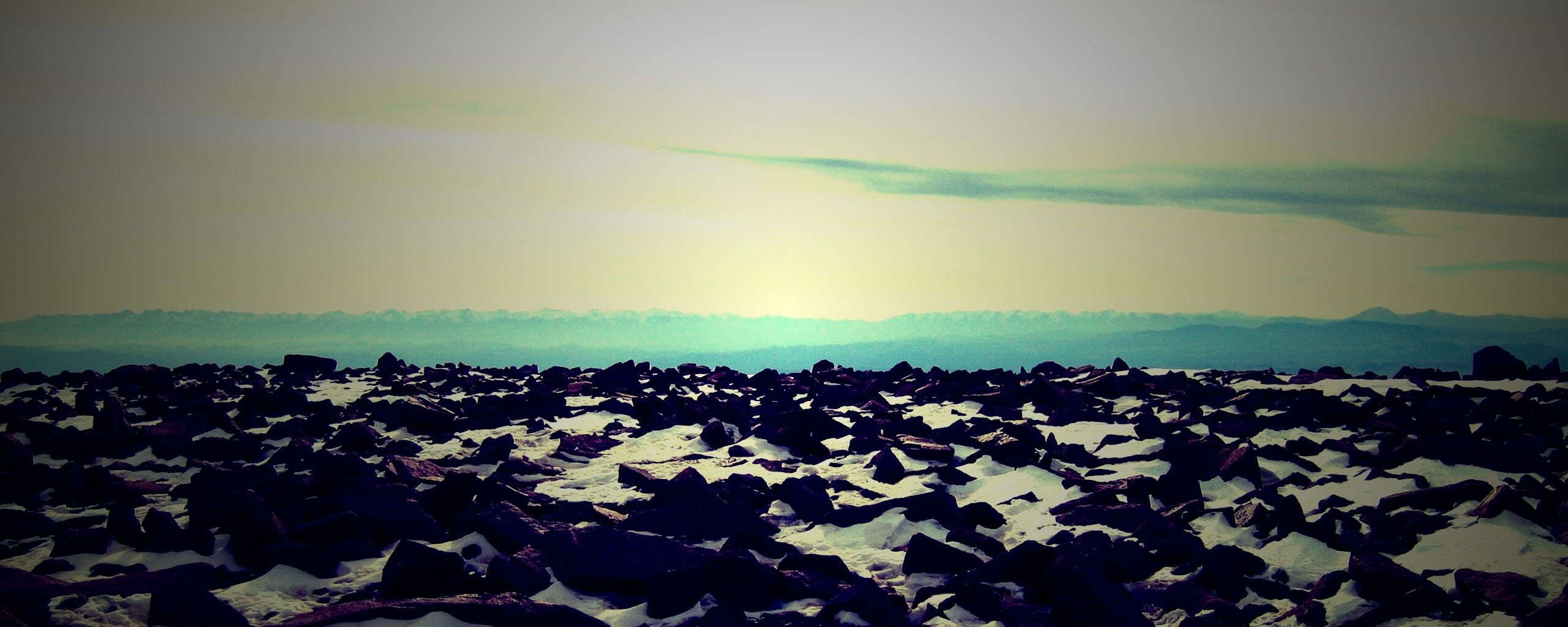 Заснеженная каменистая равнина обои