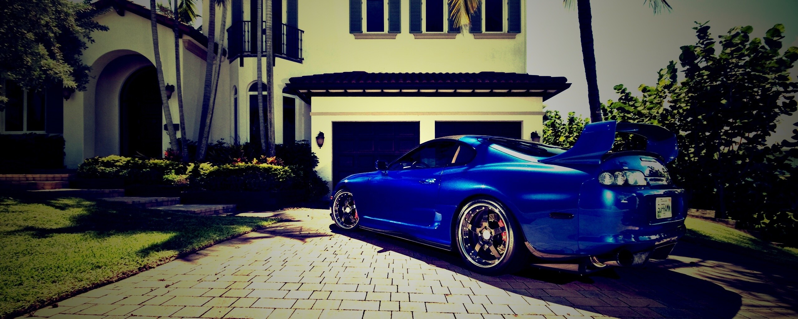 Синее авто у коттеджа обои