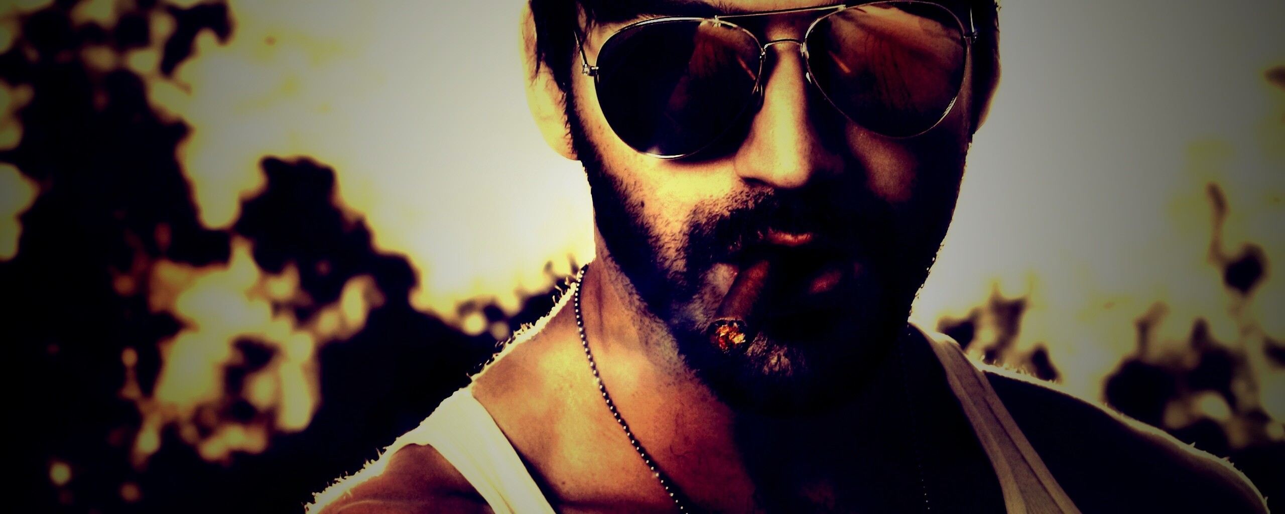 Суровый парень с сигарой обои