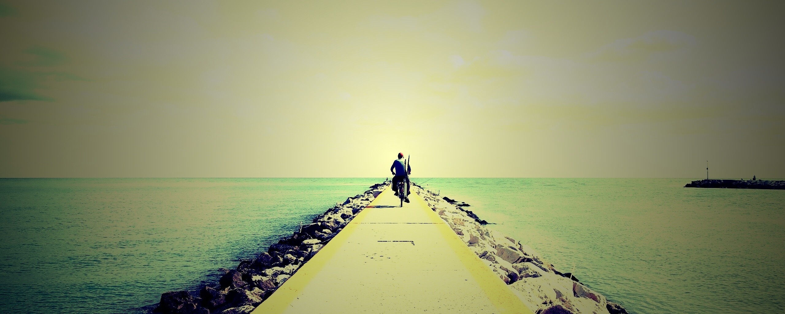 Велосепидист на волнорезе обои