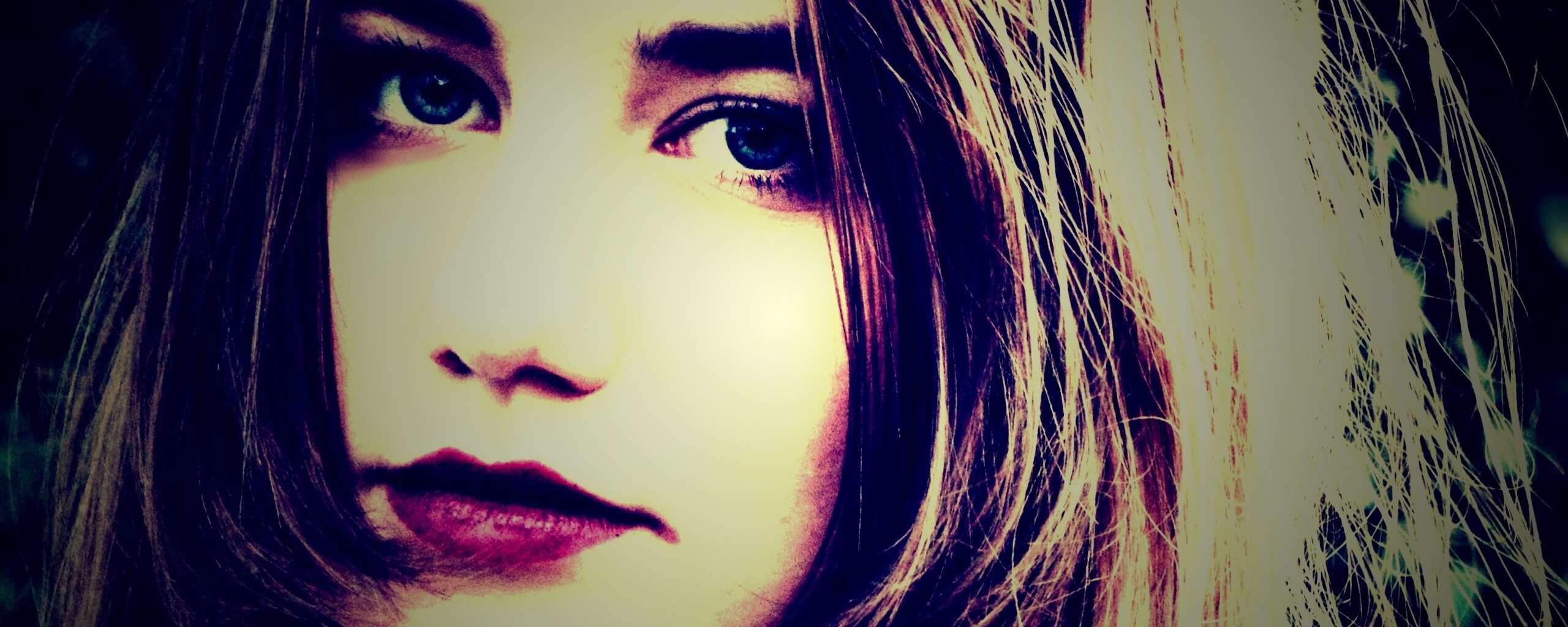 Взгляд голубоглазой девушки обои