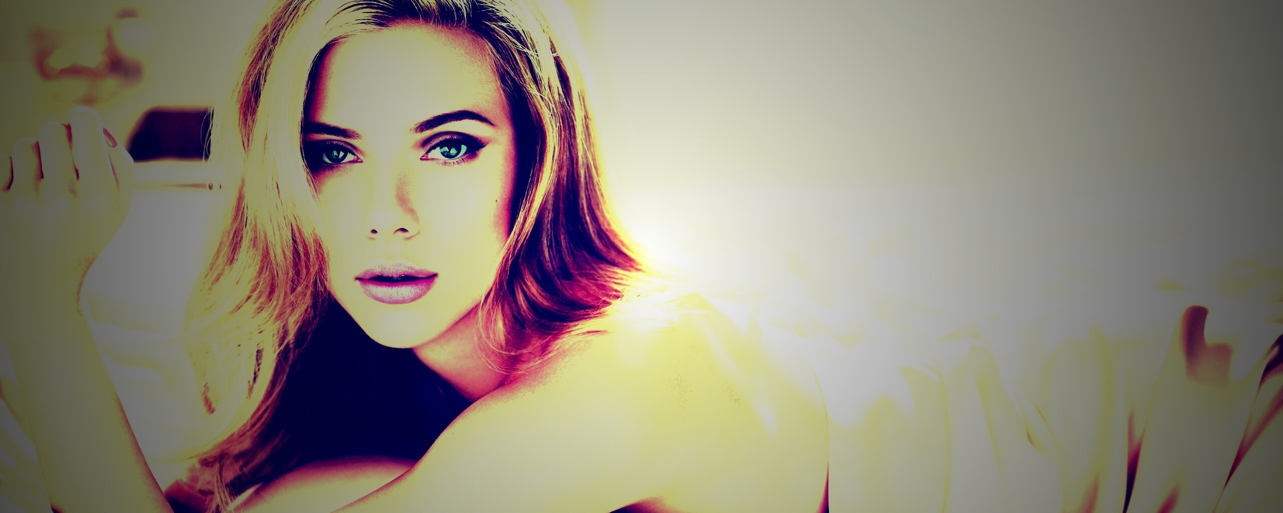 Скарлетт Йохансон в шелковой постели обои