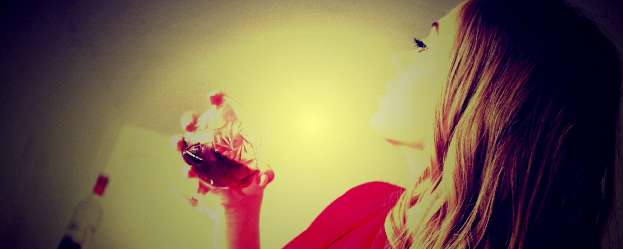 Девушка с бокалом обои