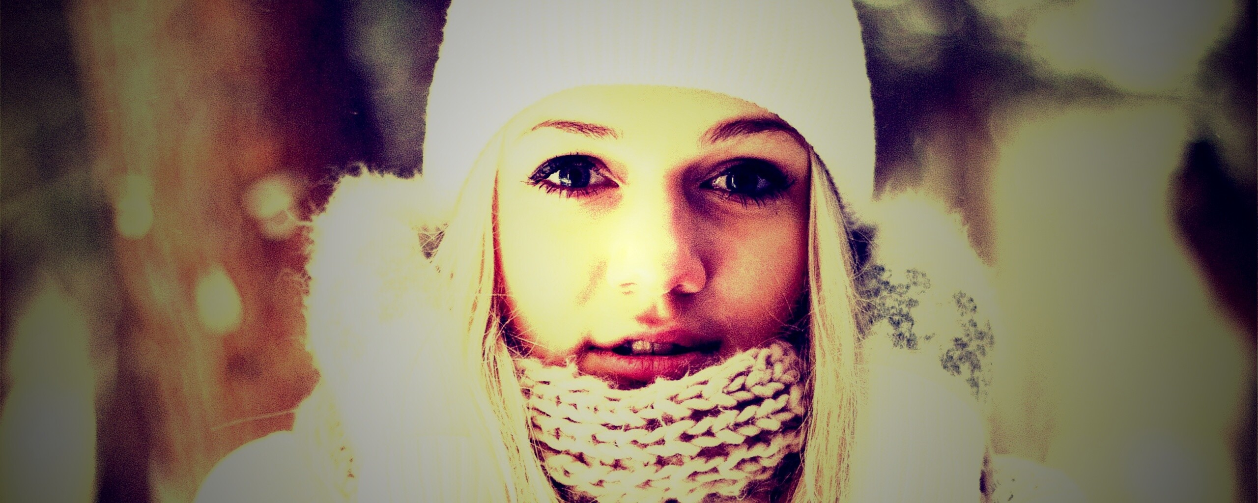 Девушка в белом в снежном лесу обои