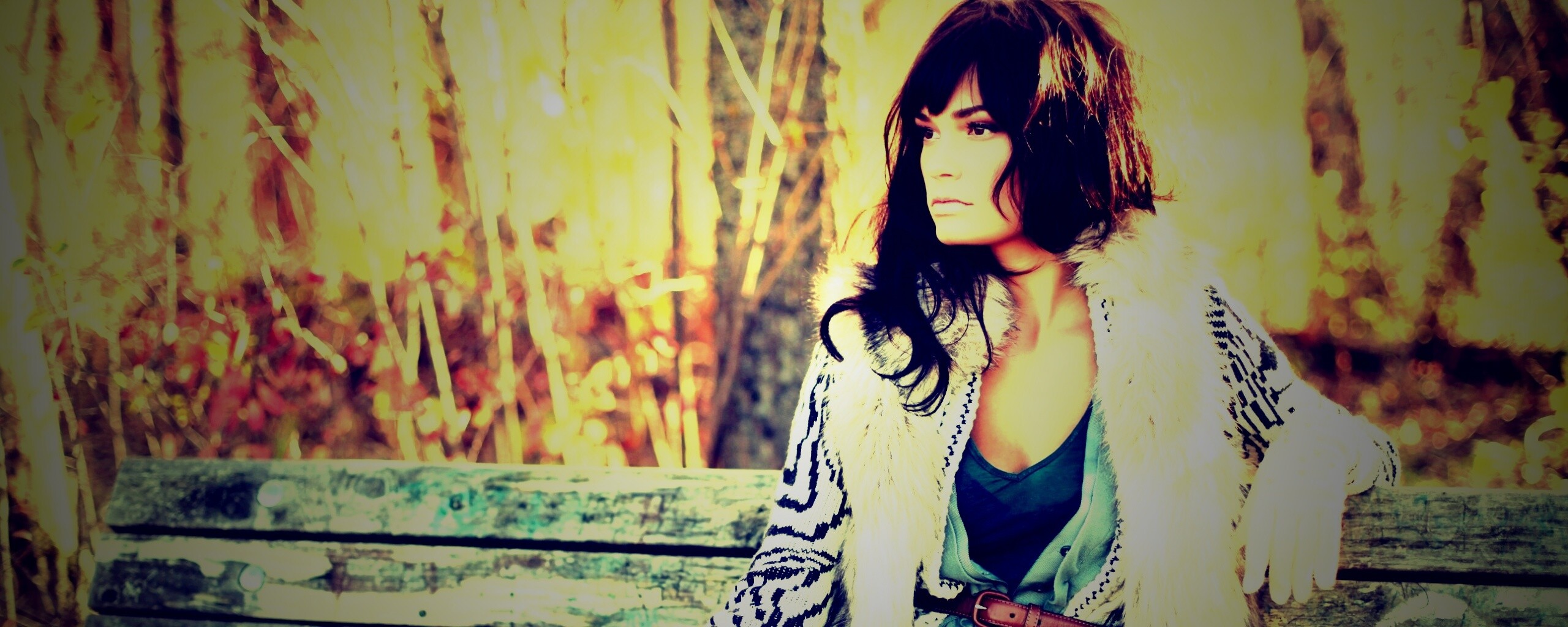 Красивая девушка сидит на скамейке обои