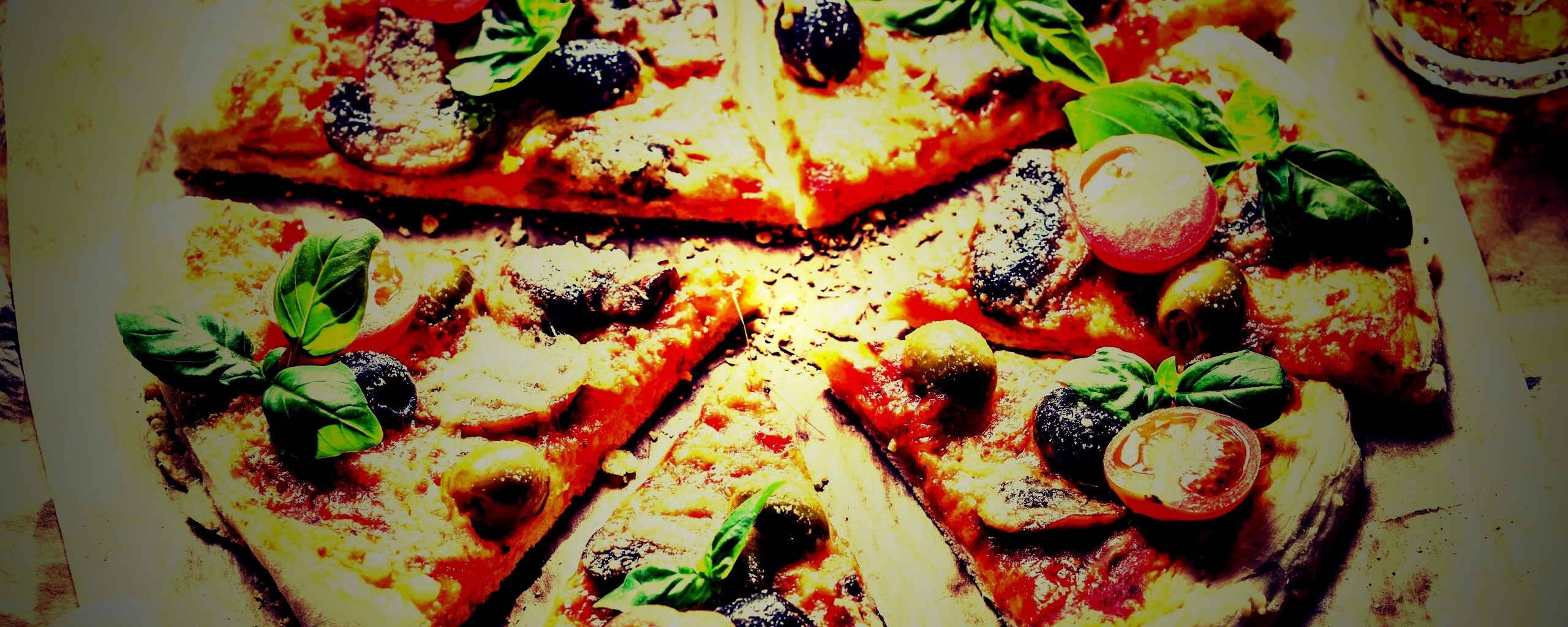 Сочная пицца с томатами и пармезаном обои