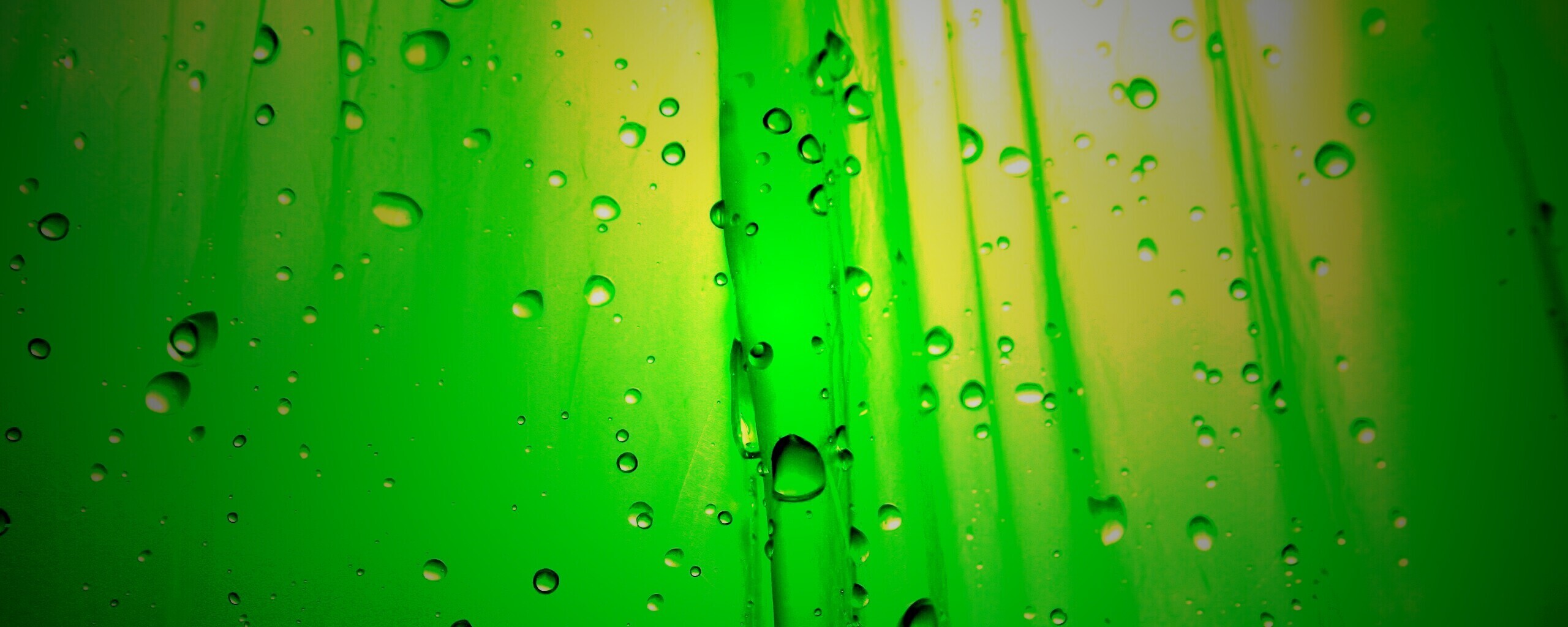Капли на зеленом пластике обои