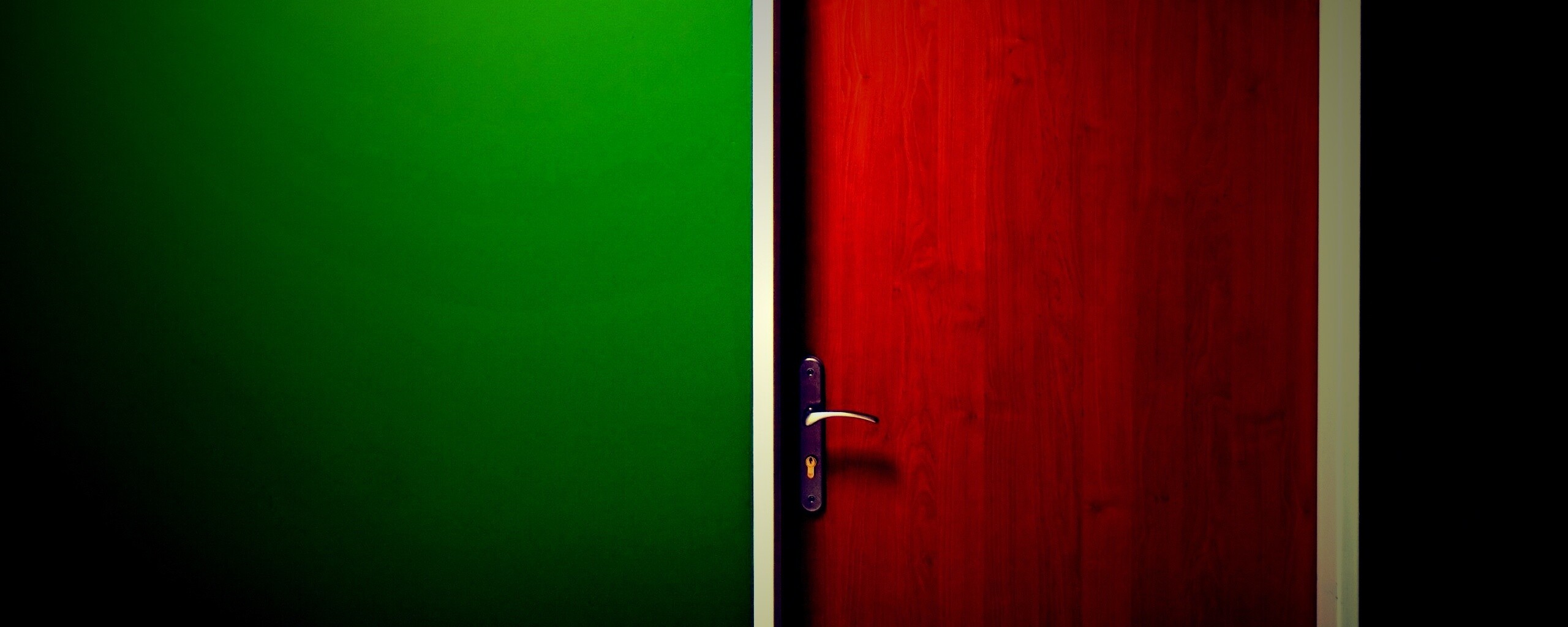 Дверь в стене обои