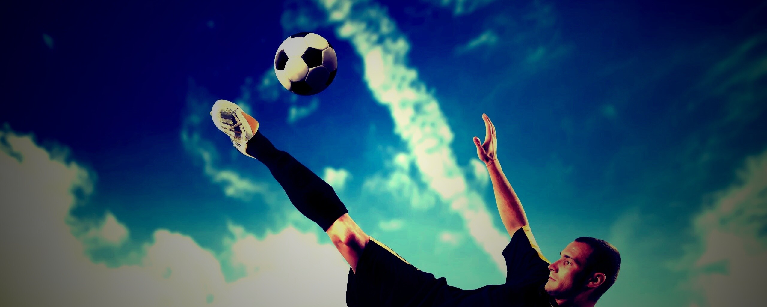 Удар по мячу обои