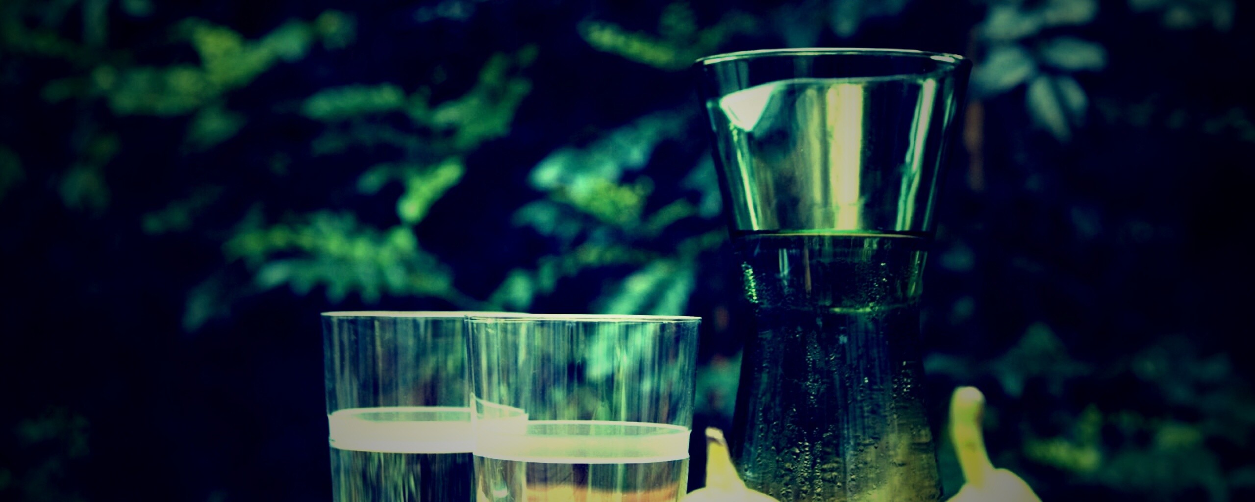 Стол с грушами обои