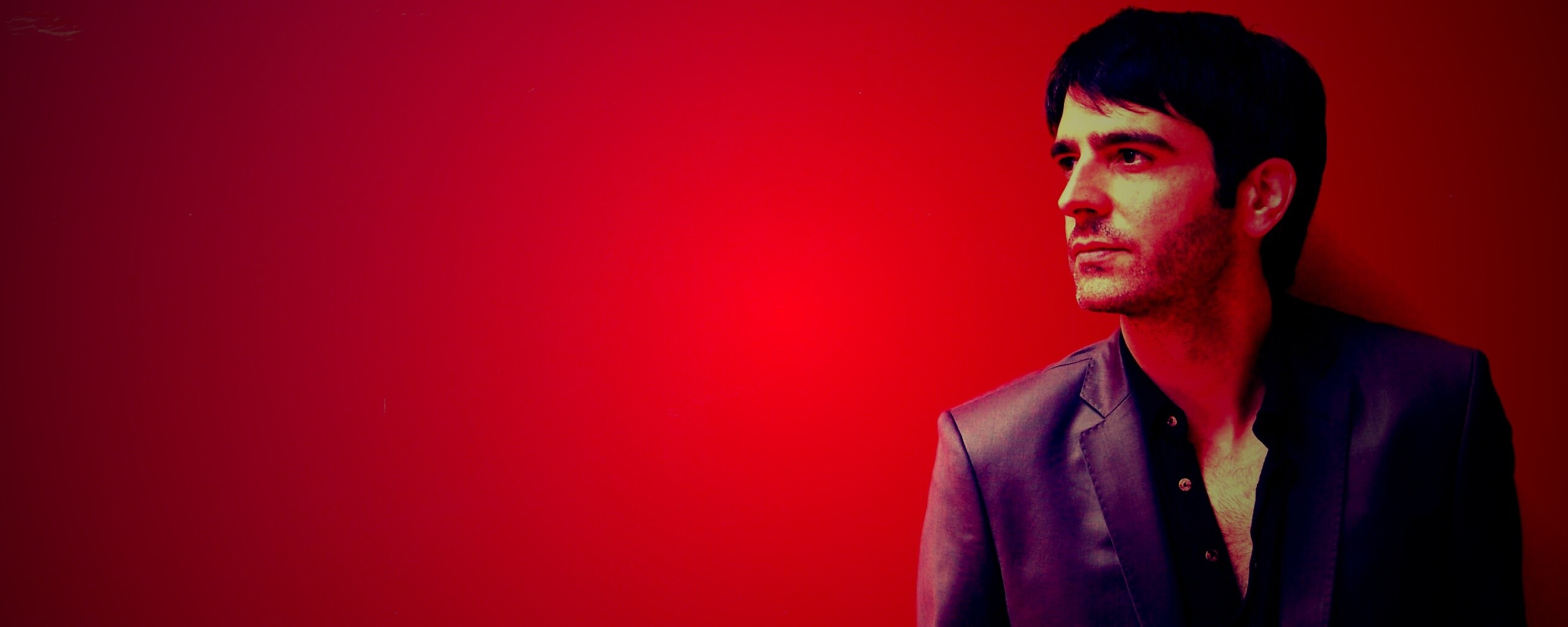 На красном фоне обои