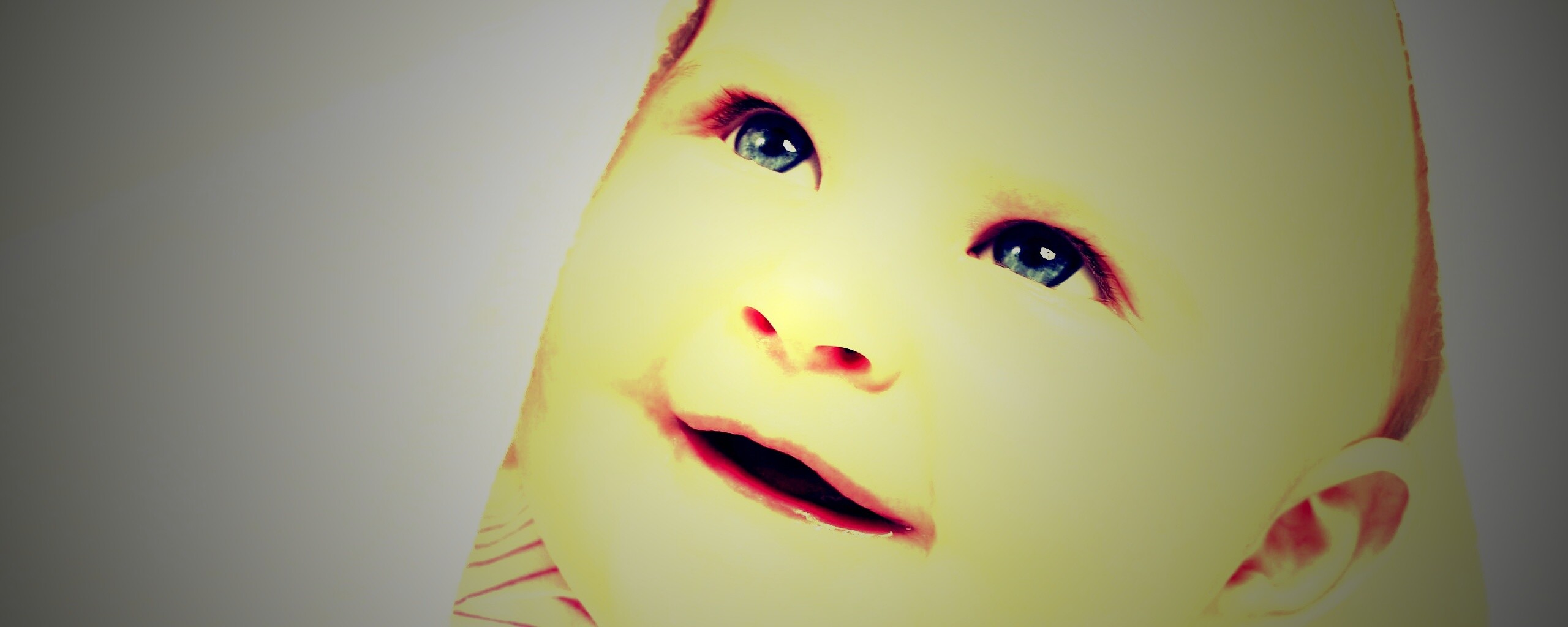 Малыш под полотенцем обои