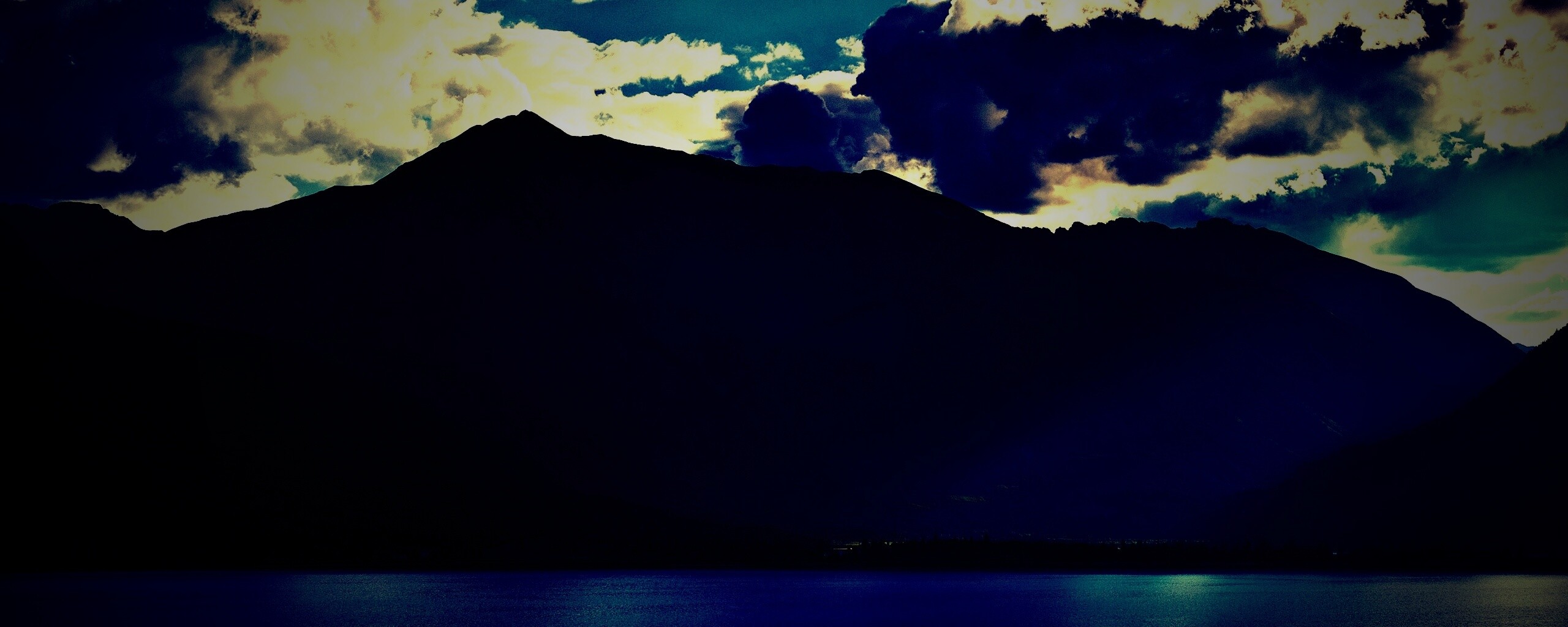 Свет на склонах гор обои