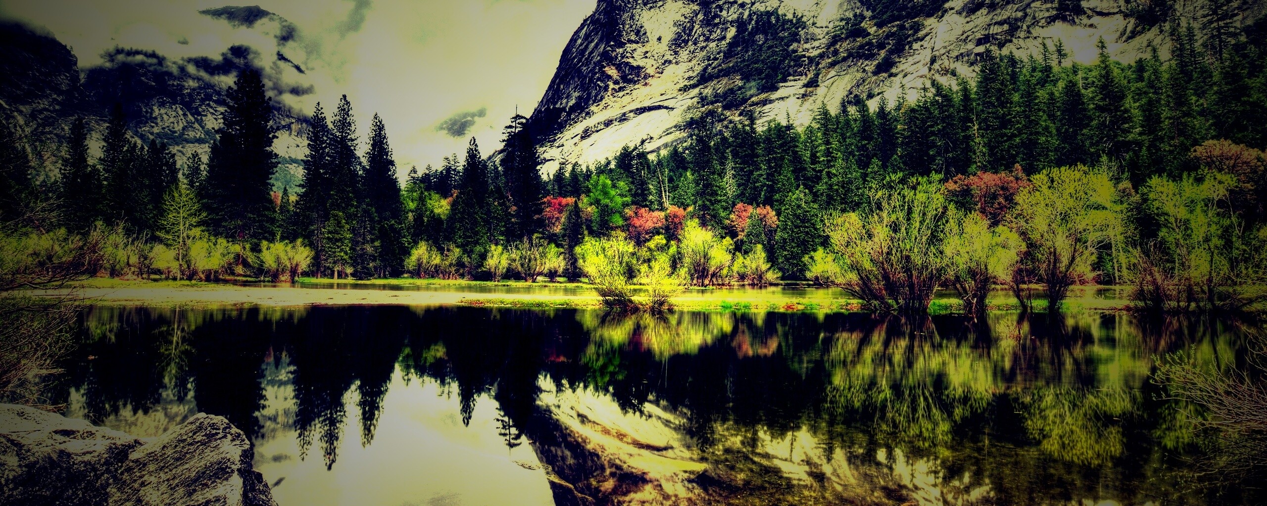 Красивый вид на маленькое горное озеро обои