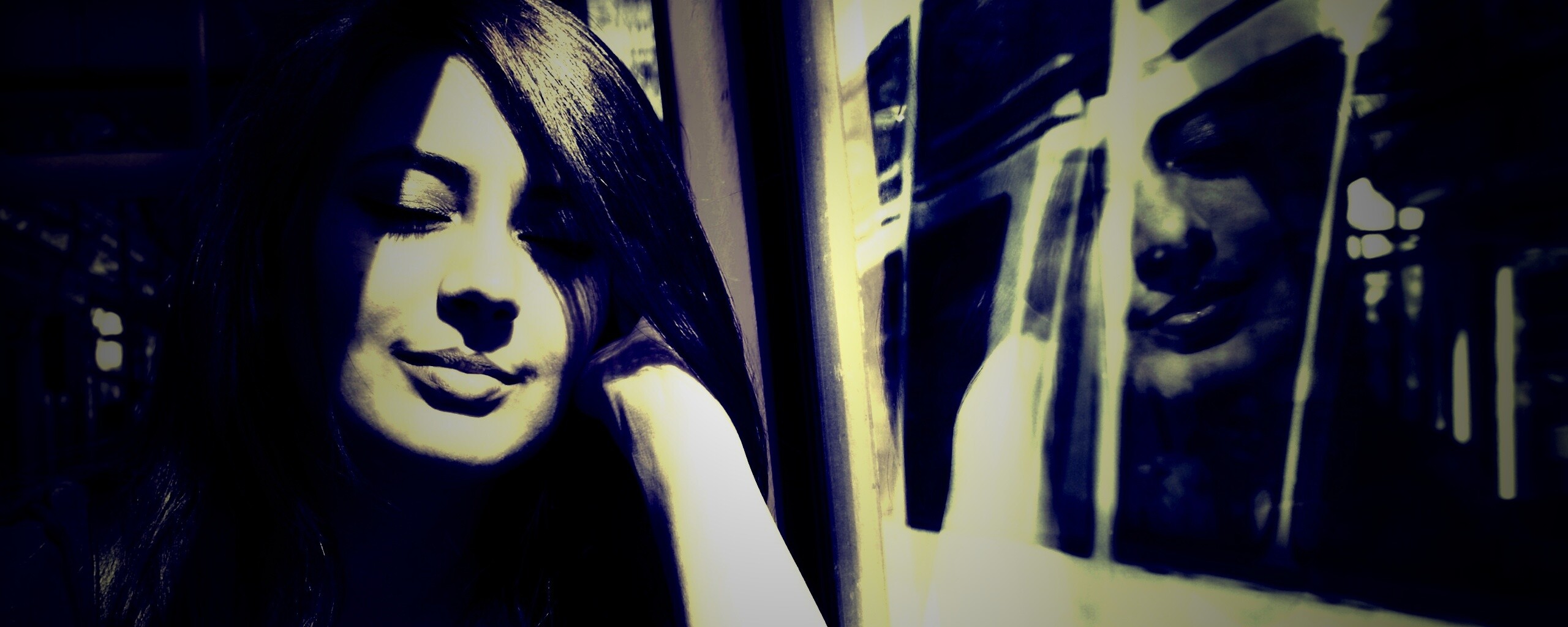 Девушка с закрытыми глазами в электричке обои