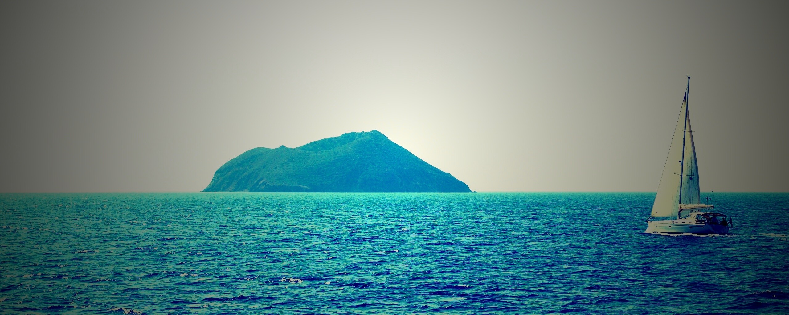 Яхта в море обои