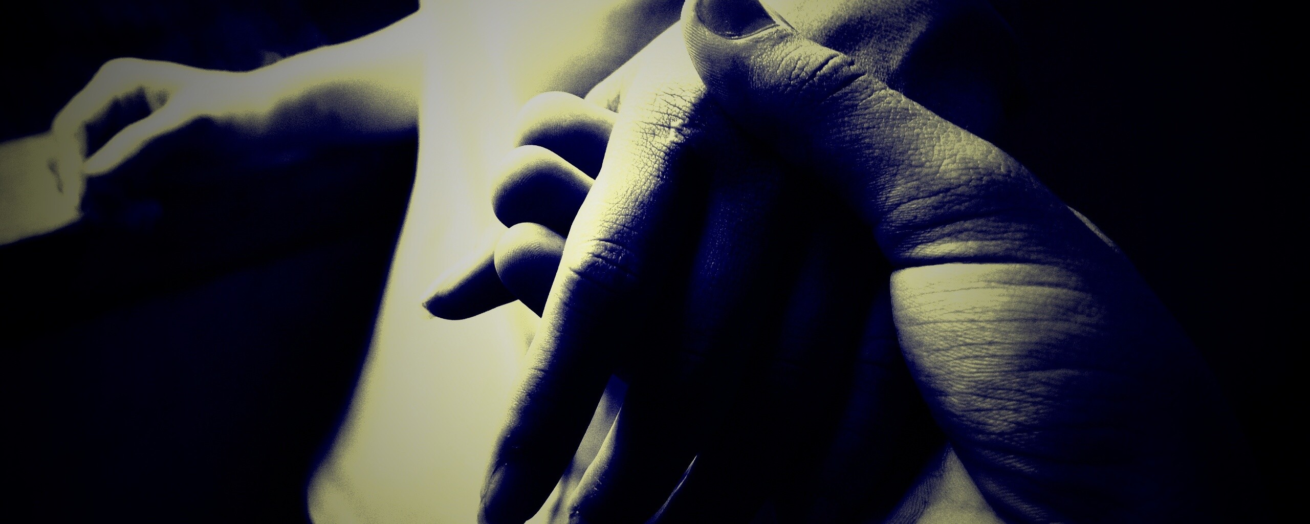 Прикосновение рук обои