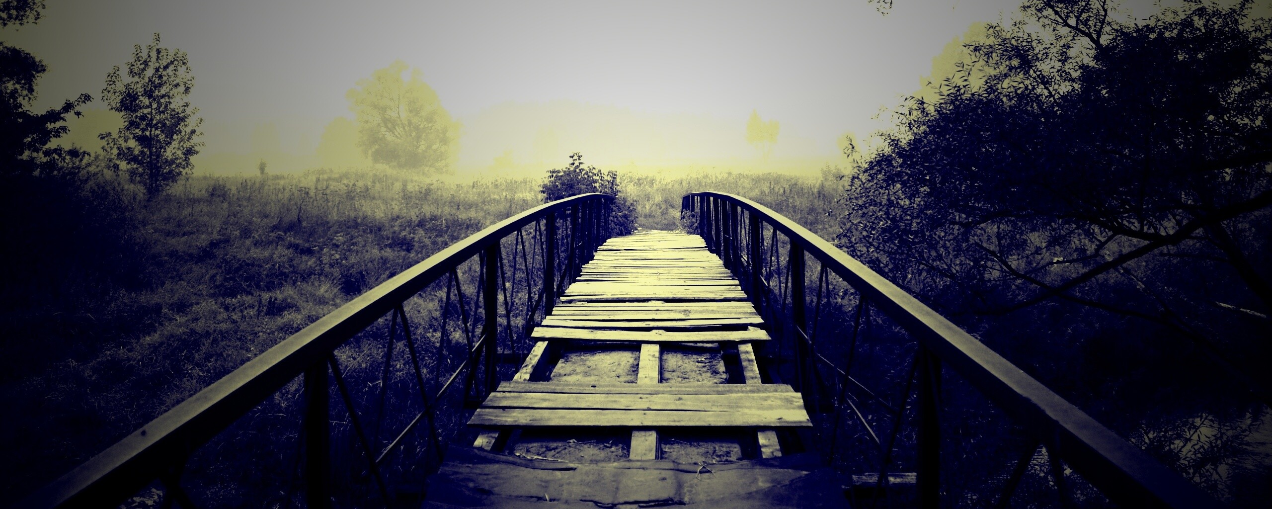 Старый мост на черно-белом фото обои