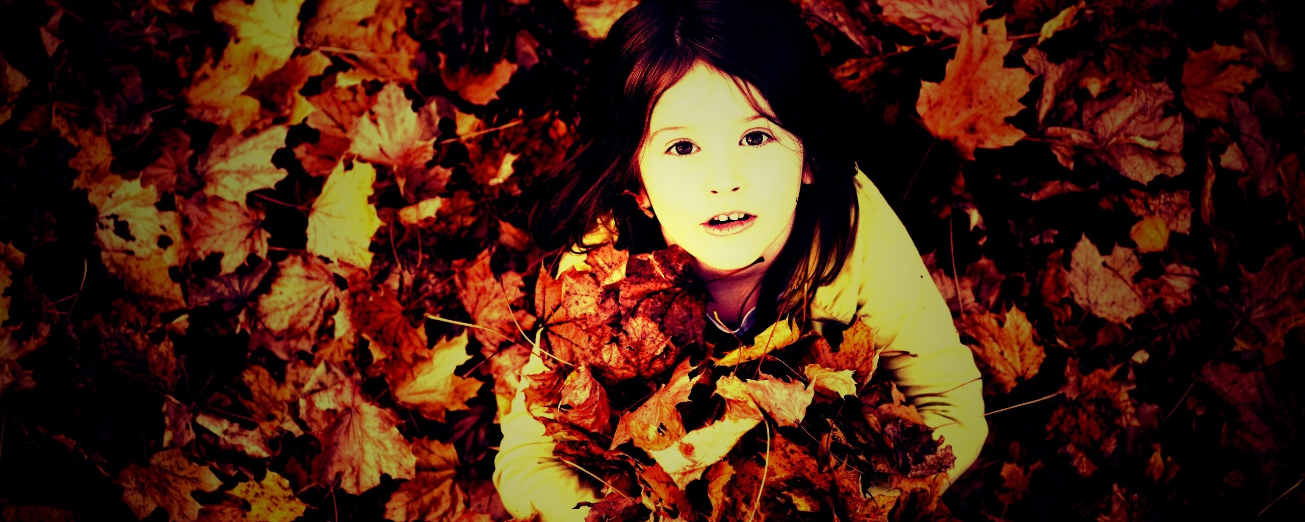 Девочка и осень обои