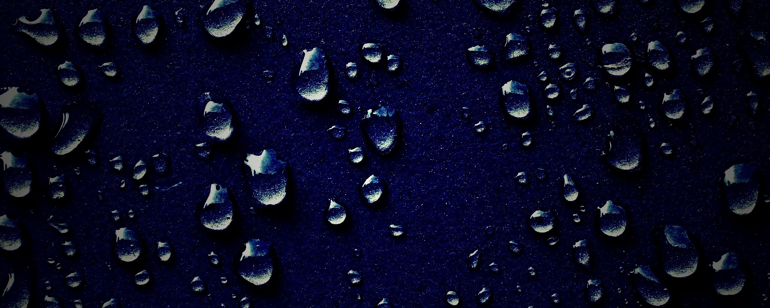 Капли воды на темной поверхности обои