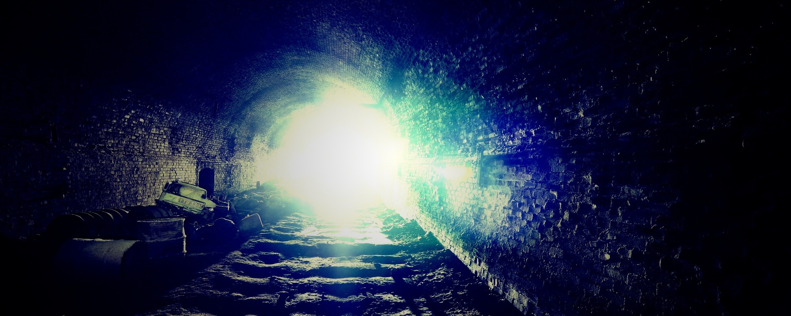 Захламленный тоннель обои