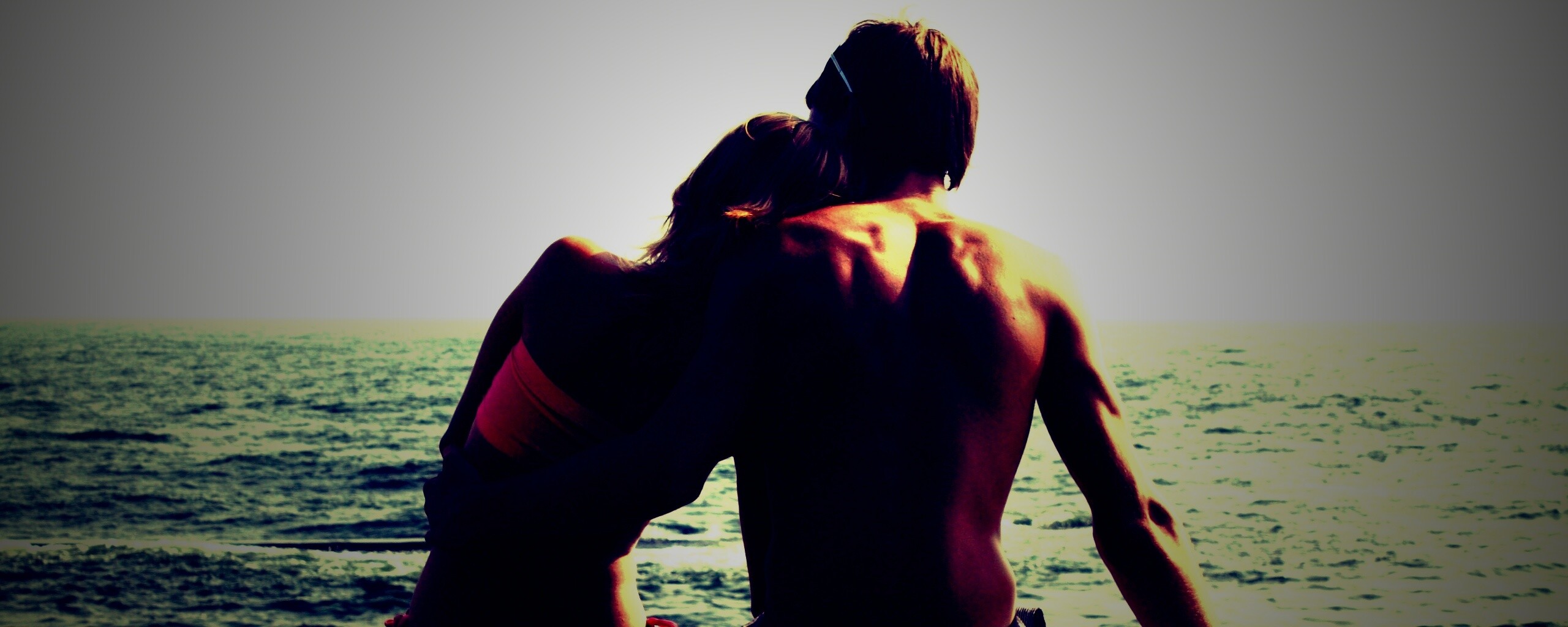 Девушка и парень у моря обои