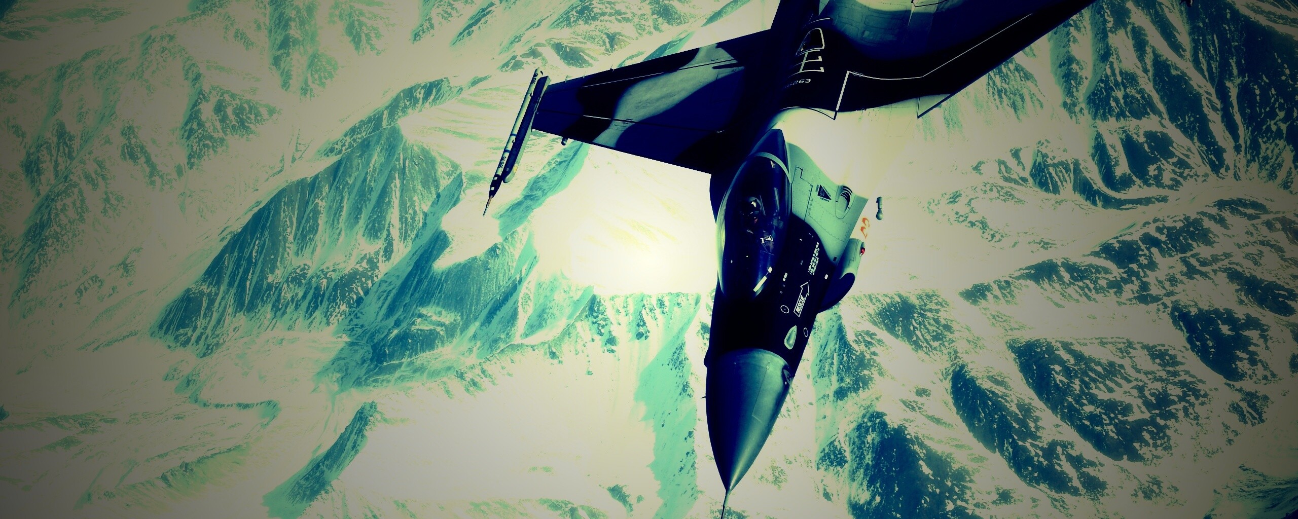 Истребитель над снежными пиками гор обои