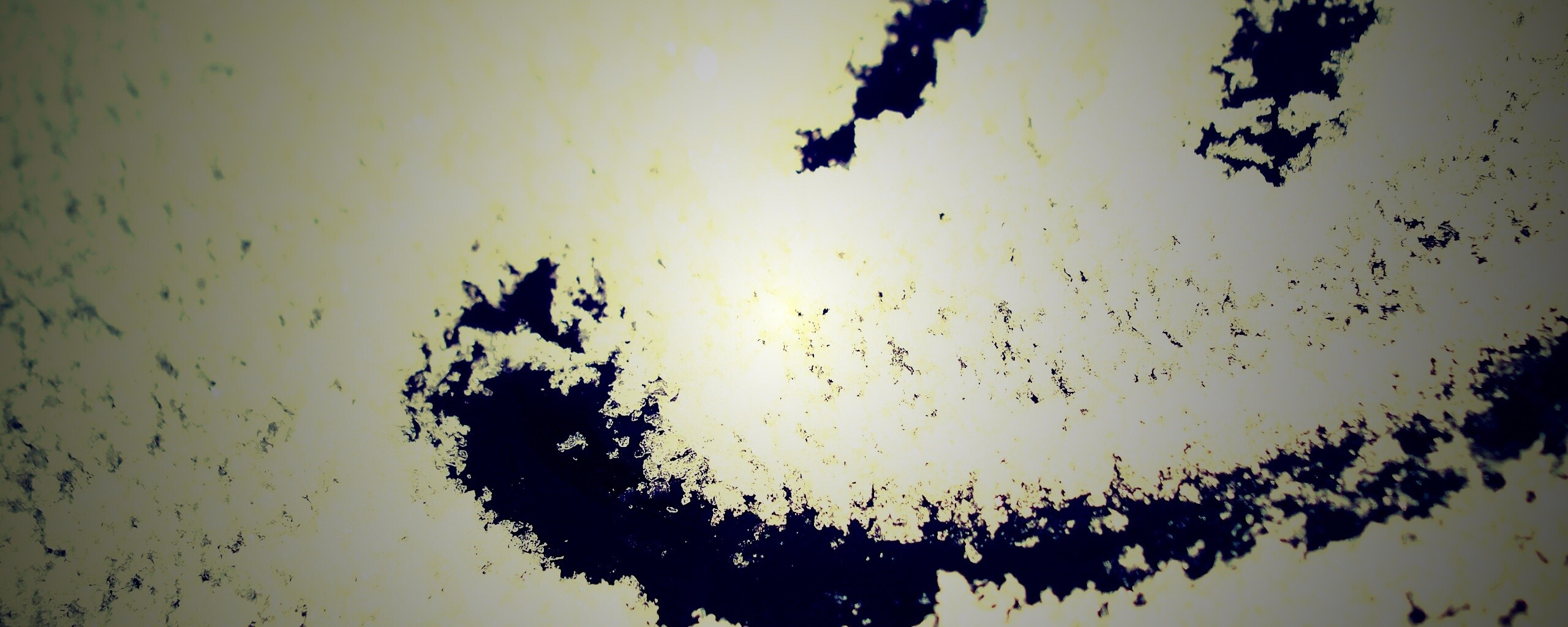 Смайлик на заснеженном стекле обои