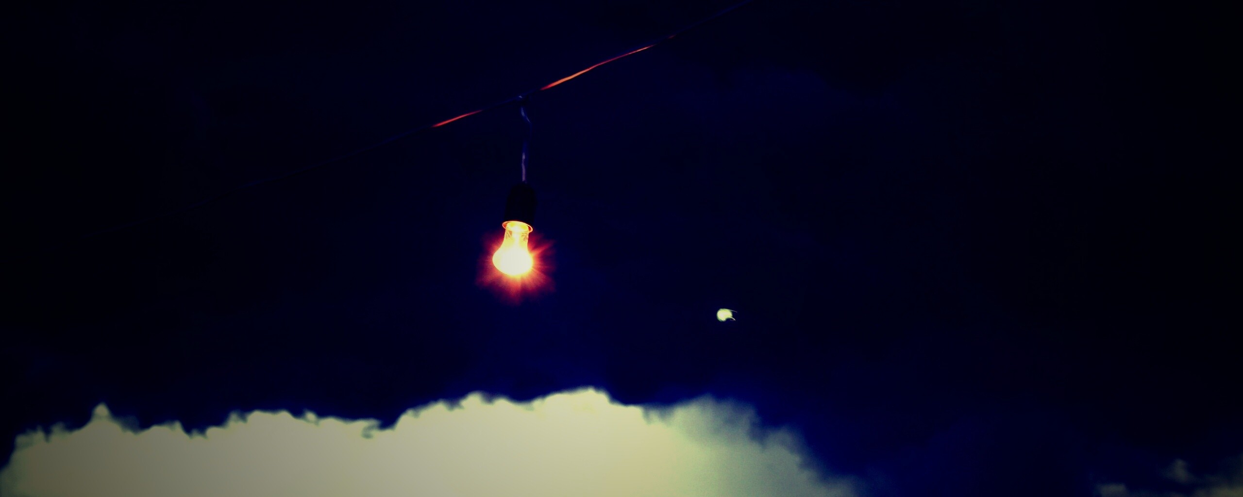 Лампочка на фоне туч обои