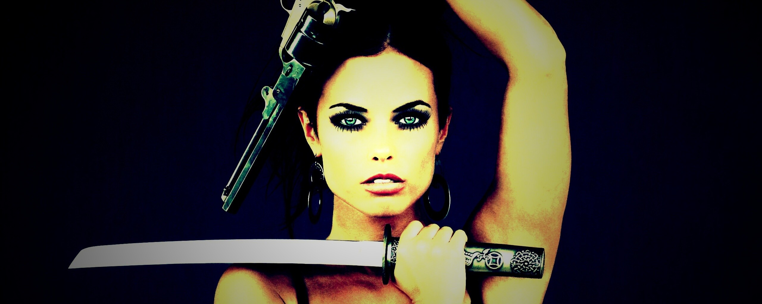 Девушка с мечом и пистолетом обои