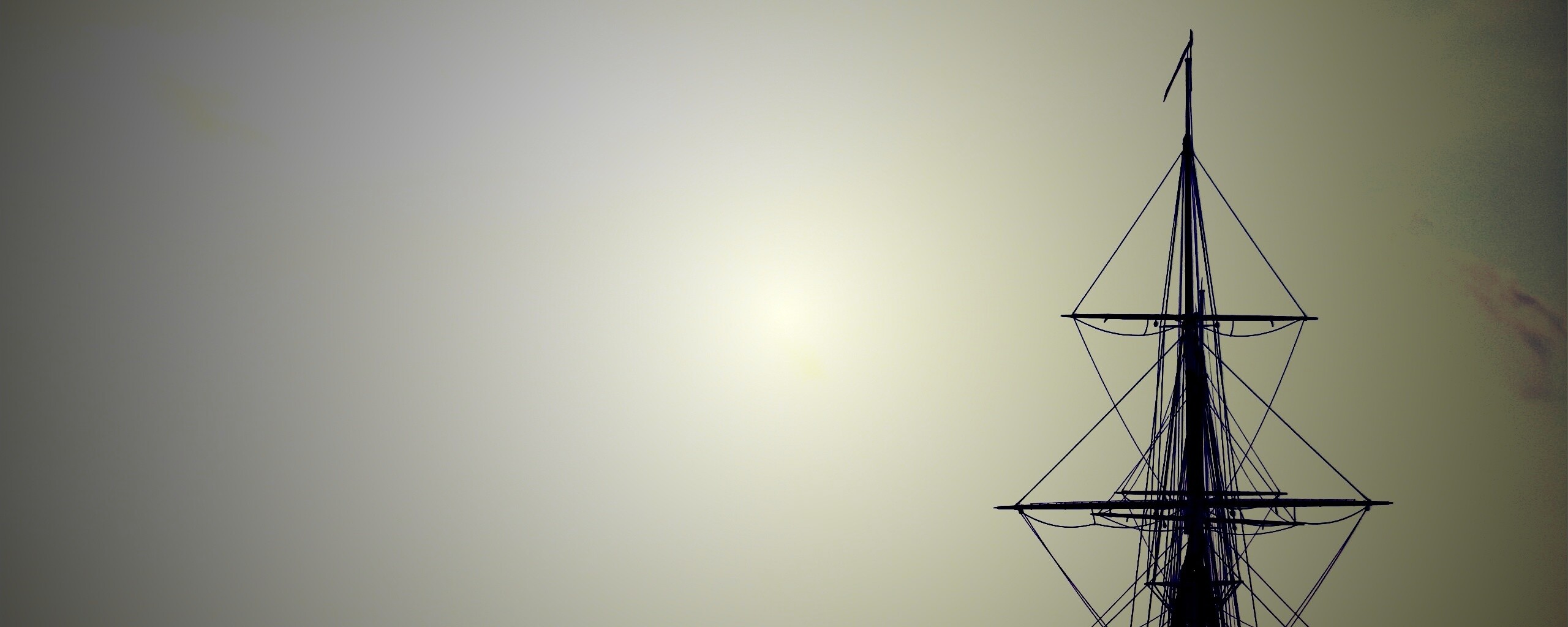 Мачта корабля на фоне неба обои
