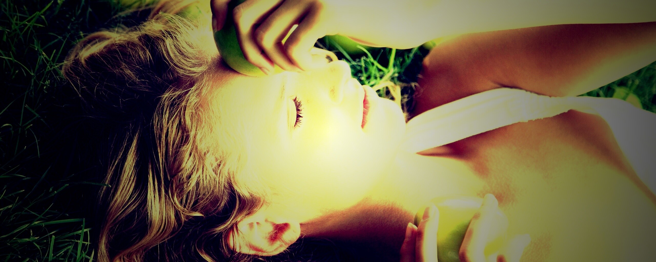 Девушка с яблоками обои