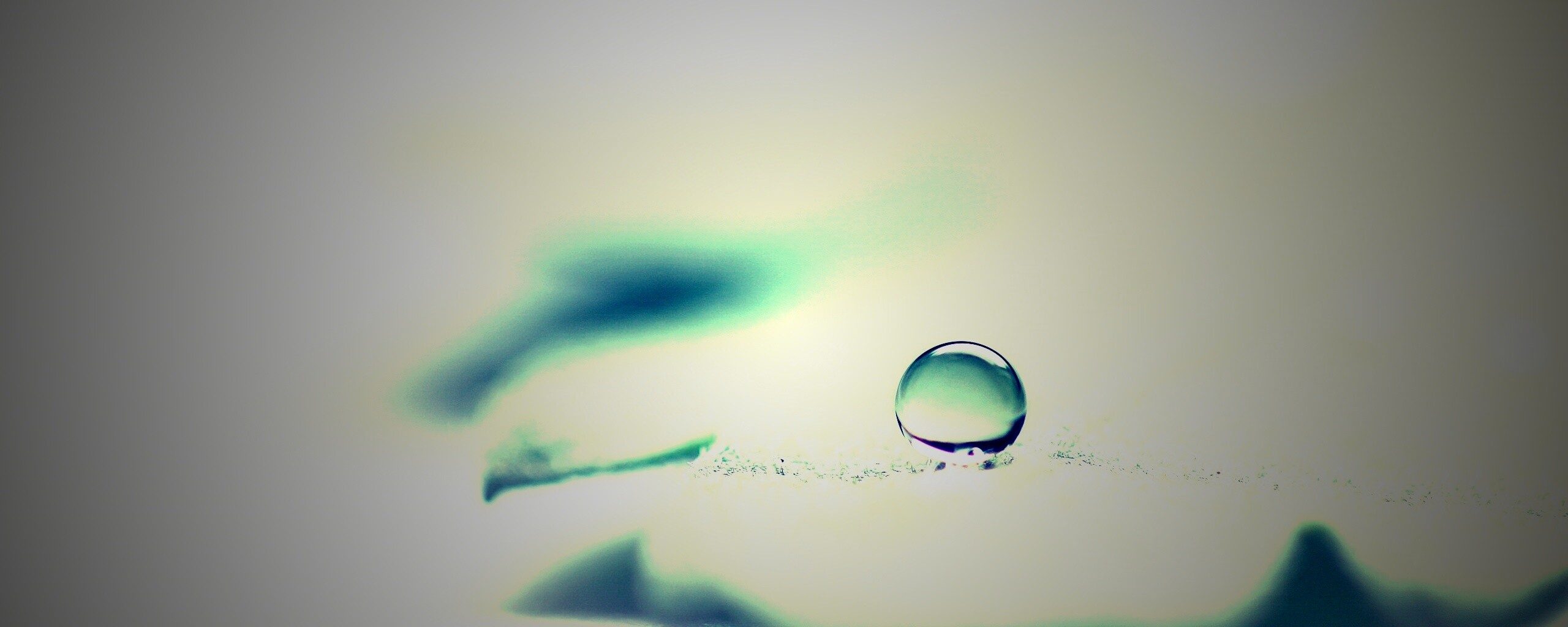 Капля на замёрзжем листе обои