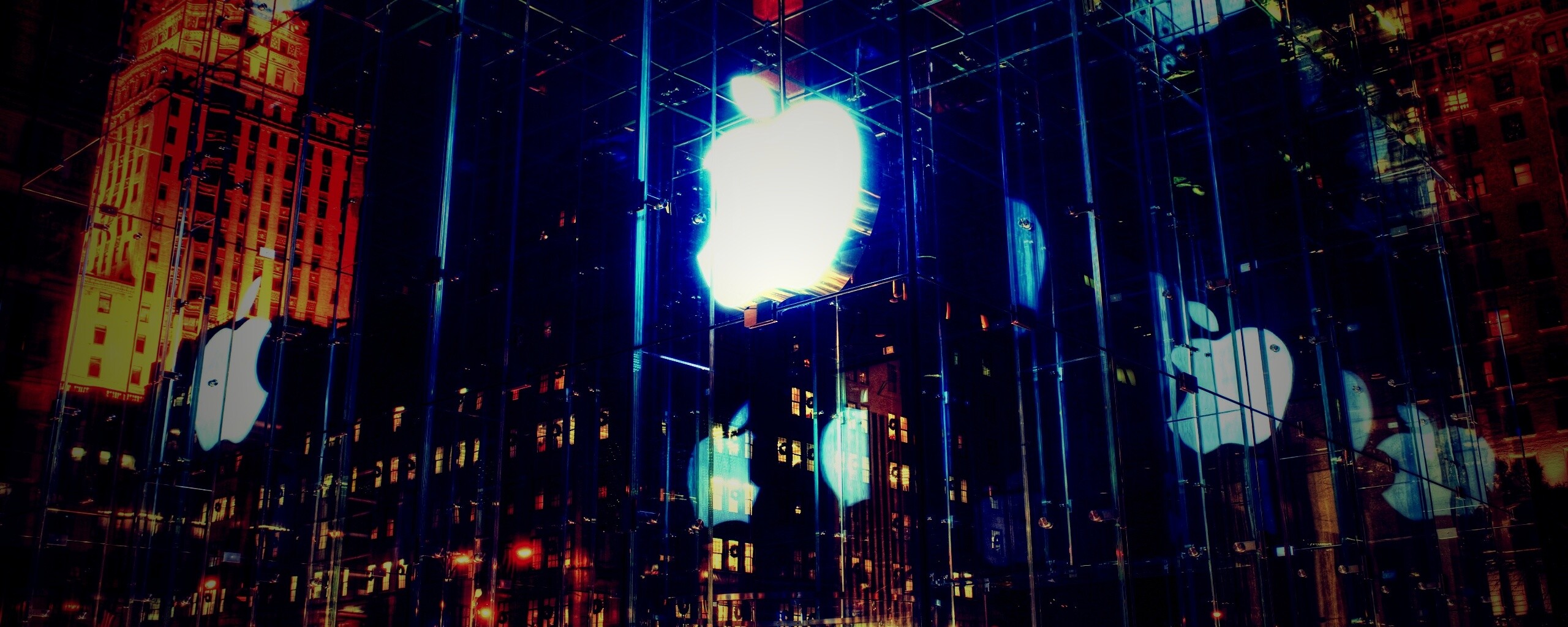 Отражение логотипа Apple в стеклянном здании обои