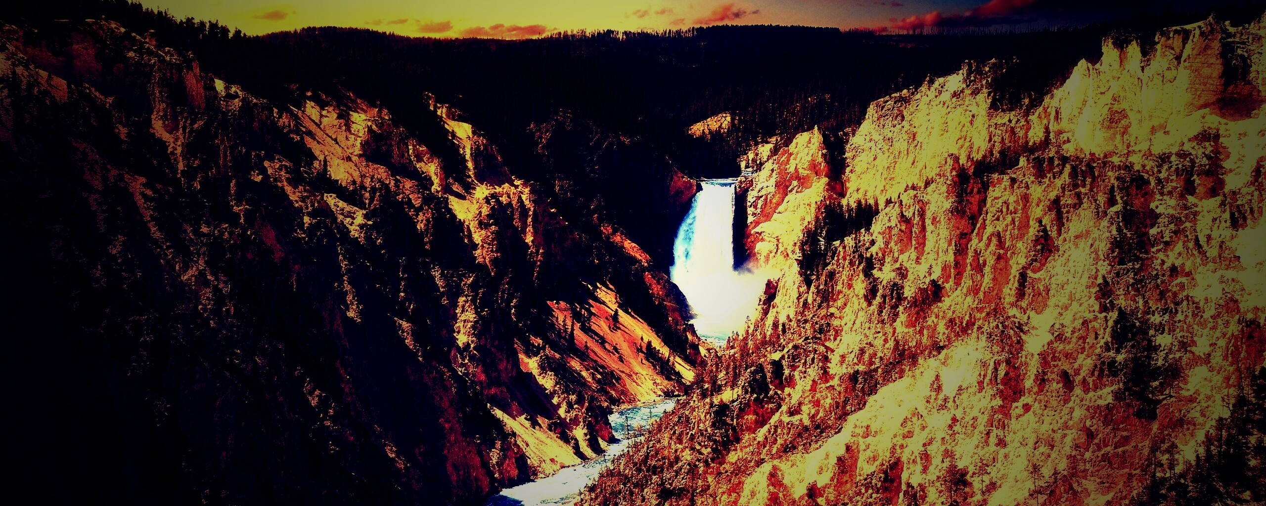 Водопад в скалистой местности обои